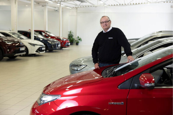 Jonathan Goodson är säljare på Lindströms Bils nya begagnatbutik i Alingsås.