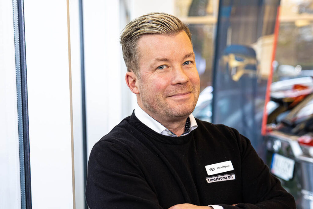 Lindströms Bil i Borås platschef, Mikael Nyman ler och tittar in i kameran.