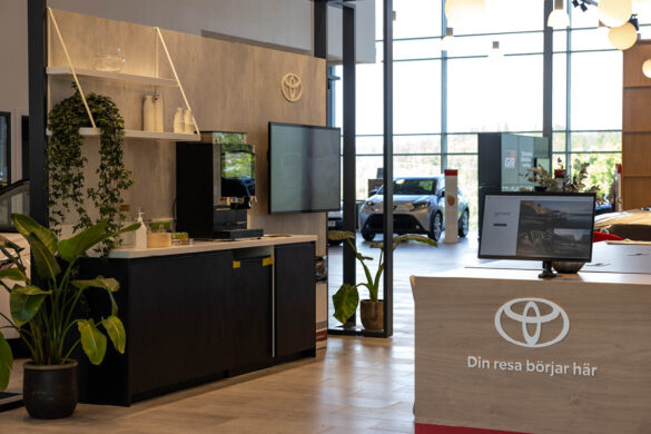 Loungen hos Lindströms Bil i Borås. Inredd efter Toyotas nya butikskoncept.