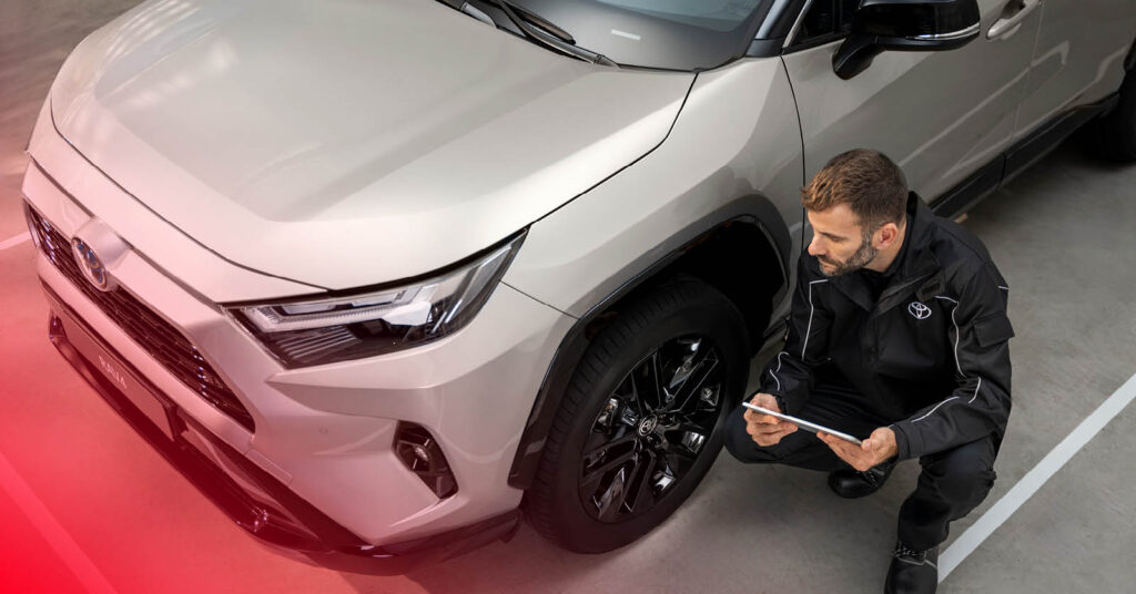 En tekniker kontrollerar skicket på en Toyota.