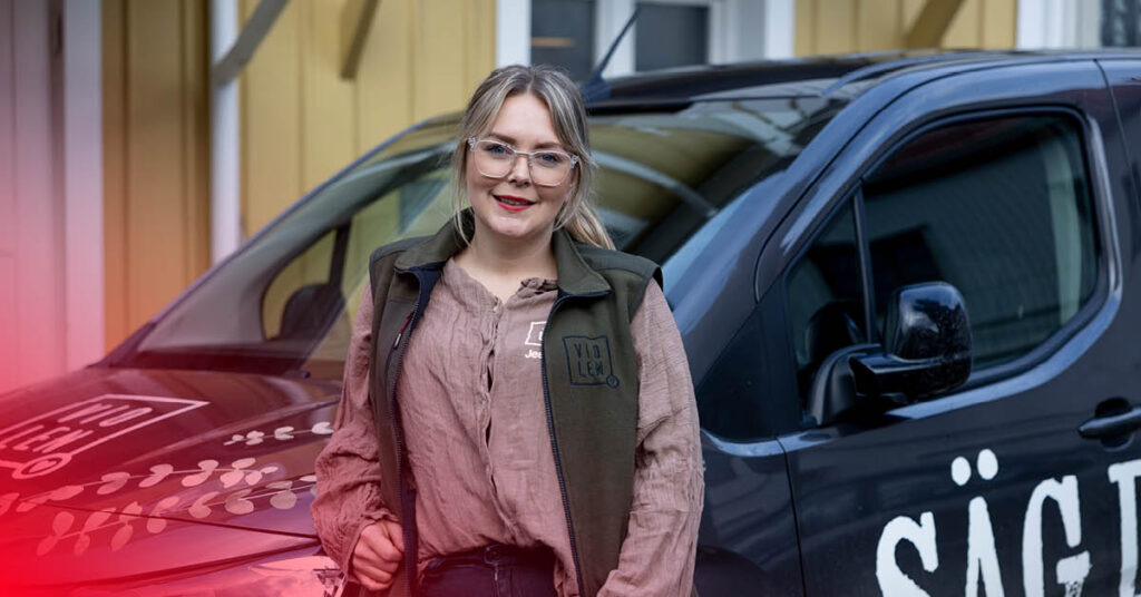 Jessica från Blomsterbutiken Violen står framför sin Toyota Proace City Electric