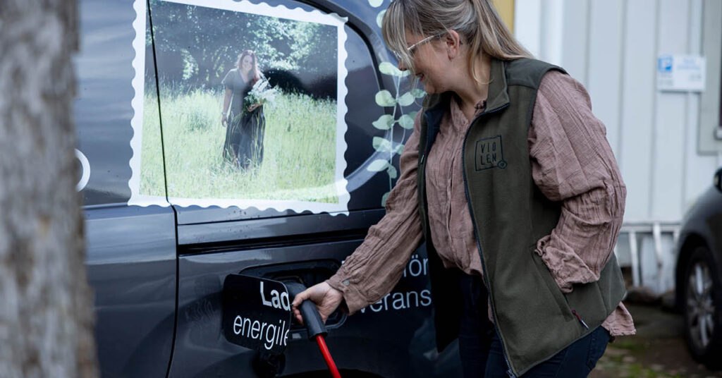 Jessica från blomsterbutiken Violen i Falköping laddar sin elbil.