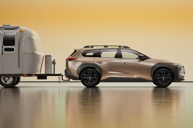 En Toyota bZ4X Touring drar en husvagn.