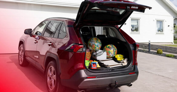 i bagageutrymmet till en röd Toyota RAV4 ligger det fullt med grejer.