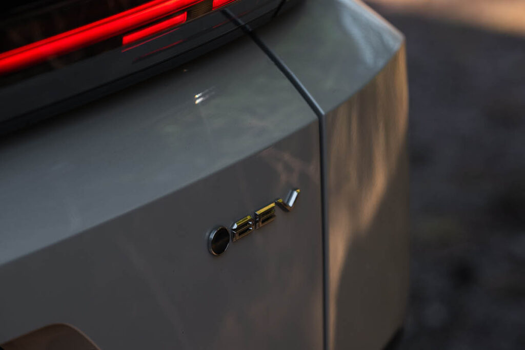 Närbild på loggan BEV, som står för battery electric vehicle, alltså elbil.